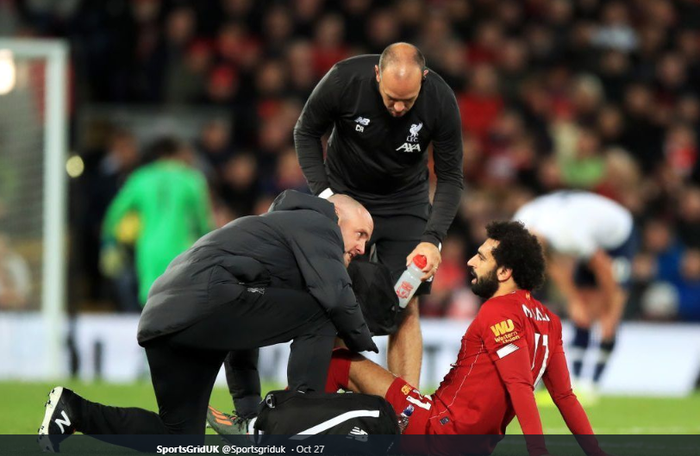 Mohamed Salah sedang menjalani pemeriksaan di tengah pertandingan Liverpool kontra Tottenham, Minggu (27/10/2019) kemarin