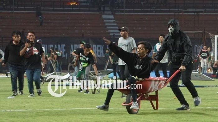 Suporter Persebaya Surabaya, Bonek, memasuki lapangan dan merusak sejumlah fasilitas stadion usai timnya kalah dari PSS Sleman dengan skor 2-3 pada pekan ke-25 Liga 1 2019.