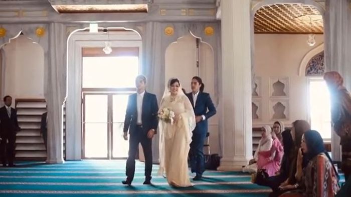 Maia Estianty didampingi anak-anaknya menuju tempat akad nikah.