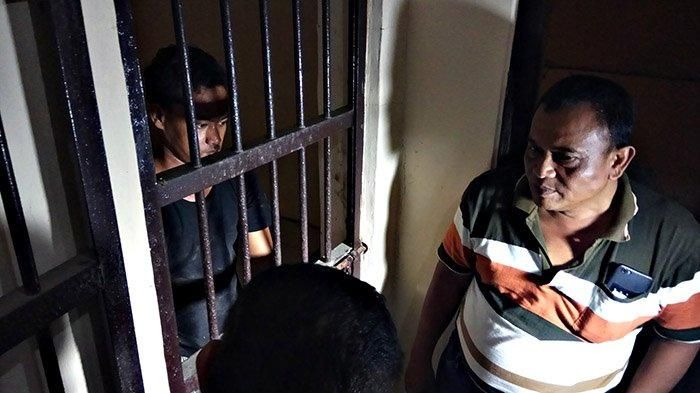 Polisi menginterogasi pelaku pembunuhan ayah kandung dalam ruang tahanan Mapolsek