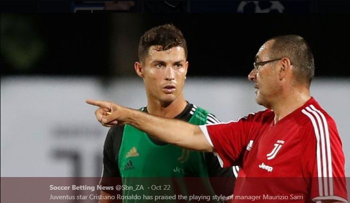 Maurizio Sarri memberikan instruksi kepada megabintang asal Portugal, Cristiano Ronaldo.