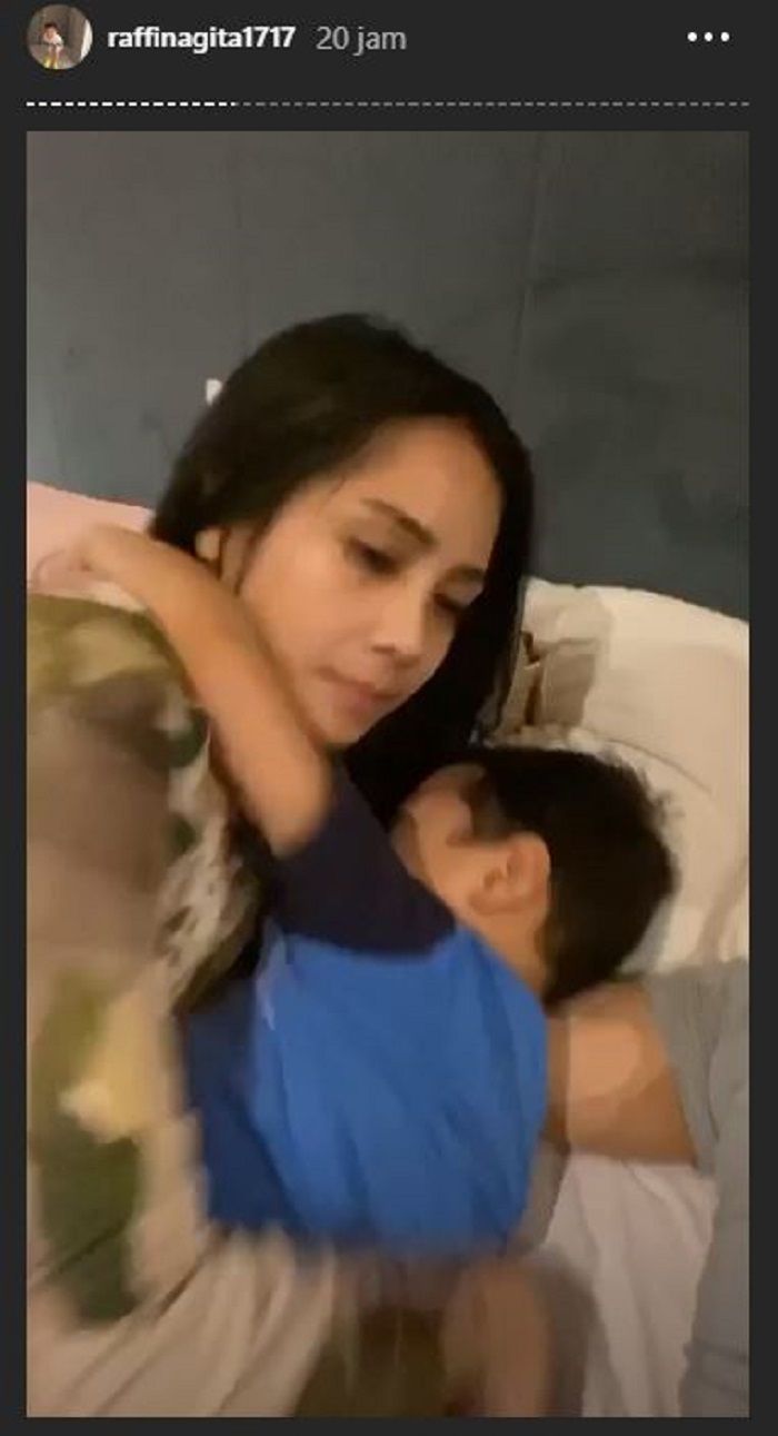 Gigi memeluk Rafathar yang sedang menangis kencang