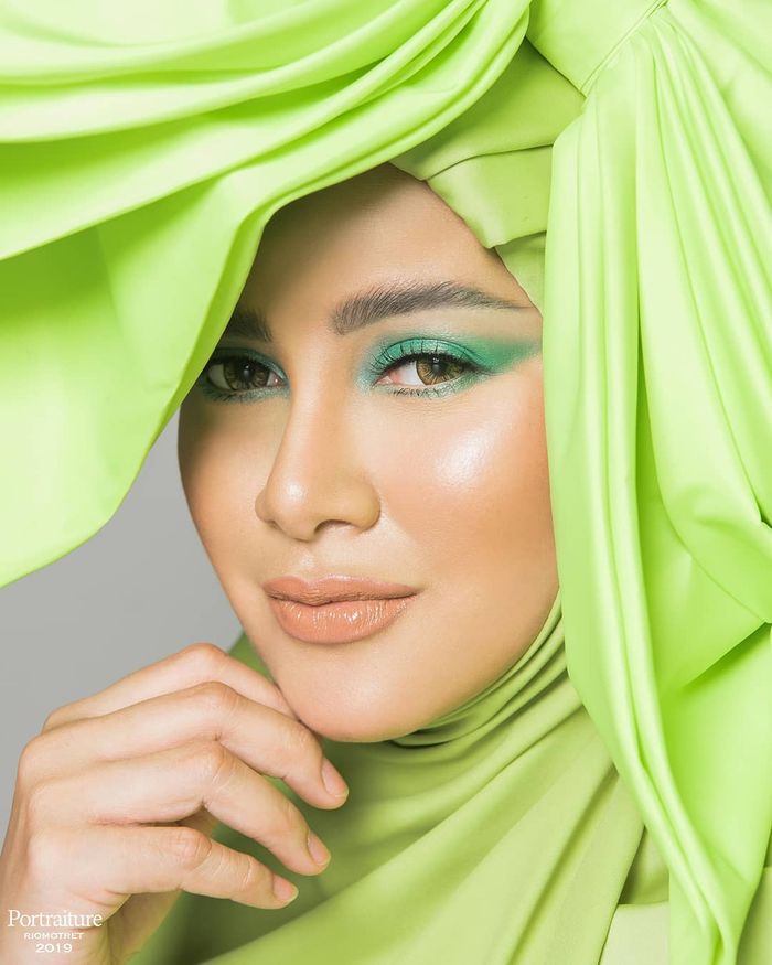 Penampilan mencuri perhatian Olla Ramlan kenakan fashion hijab unik yang justru dinilai netizen mirip pohon pisang hingga kue tradidional