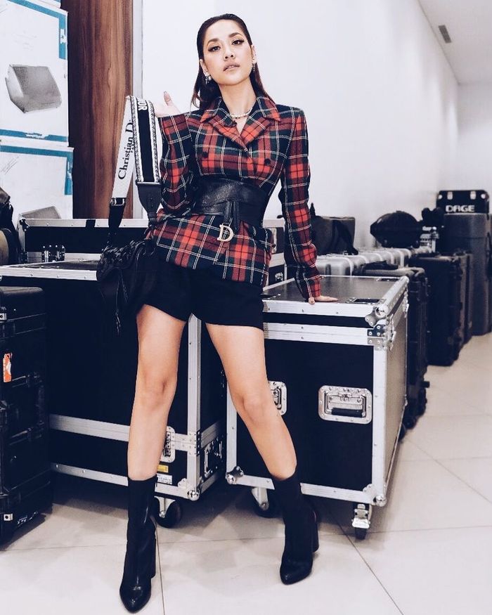 Gaya seksi terbaru Bunga Citra Lestari saat jadi juri Indonesian Idol