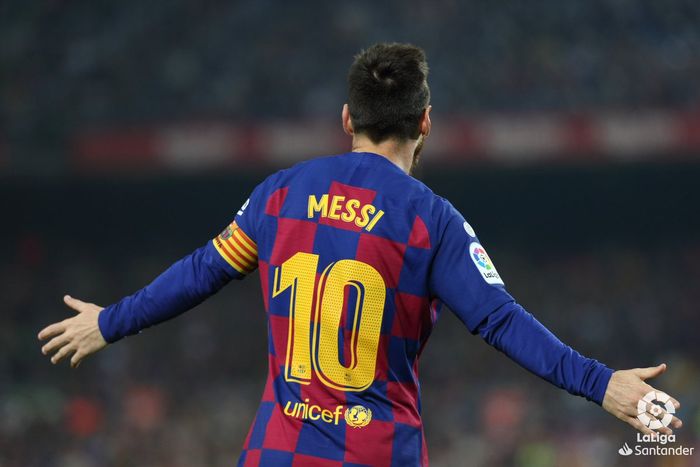 Megabintang Barcelona, Lionel Messi, merayakan gol yang dicetak ke gawang Real Valladolid dalam laga Liga Spanyol di Stadion Camp Nou, Selasa (29/10/2019).