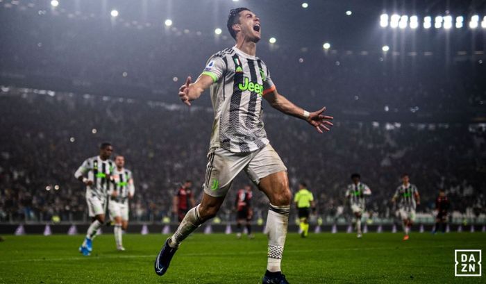 Megabintang Juventus, Cristiano Ronaldo, merayakan gol yang dicetak ke gawang Genoa dalam laga Liga Italia di Stadion Allianz, Rabu (30/10/2019).