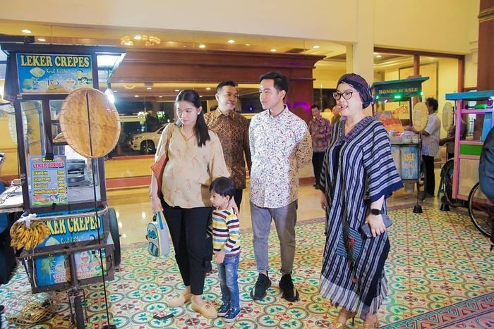 Tampilan sederhana Selvi Ananda saat pergi bareng Jan Ethes dan Gibran Rakabuming