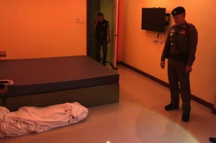 Bungkusan putih tergelatk di kamar hotel