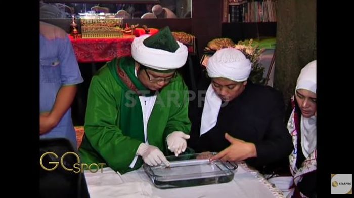 Rambut <a href='https://palembang.tribunnews.com/tag/nabi-muhammad-saw' title='Nabi Muhammad SAW'>Nabi Muhammad SAW</a> dicelupkan ke air zam zam