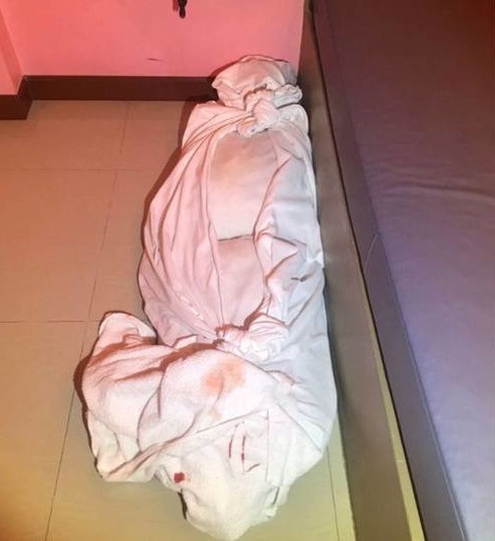 Bungkusan mirip kain pocong tergeletak di kamar hotel
