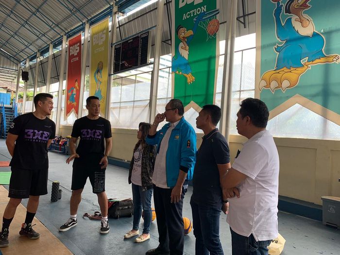 CdM SEA Games 2019, Harry Warganegara, bertemu manajer tim 3x3 putri, Norman Sebastian, dan pelatih Anthony Gunawan, di Pelatnas SEA Games 3x3 putri di Jakarta, Kamis (31/10/2019)
