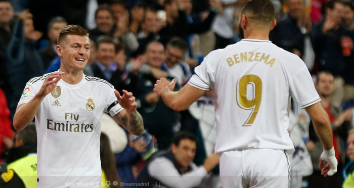 Gelandang pengatur serangan Real Madrid, Toni Kroos, merayakan gol yang ia ciptakan ke gawang Leganes bersama Karim Benzema dalam laga Liga Spanyol, Kamis (31/10/2019) di Stadion Santiago Bernabeu, Madrid.