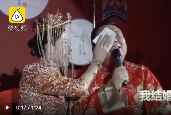 Dia juga berbicara tentang mertuanya