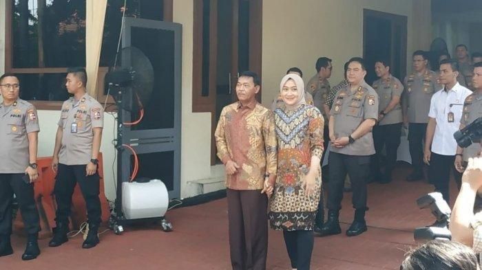 Komjen Idham Azis dan istrinya Fitri Handari 