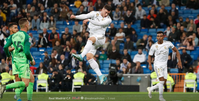 Striker Real Madrid, Luka Jovic, menyundul bola yang kemudian berbuah gol ke gawang Leganes pada lanjutan Liga Spanyol, Kamis (31/10/2019) di Stadion Santiago Bernabeu, Madrid.