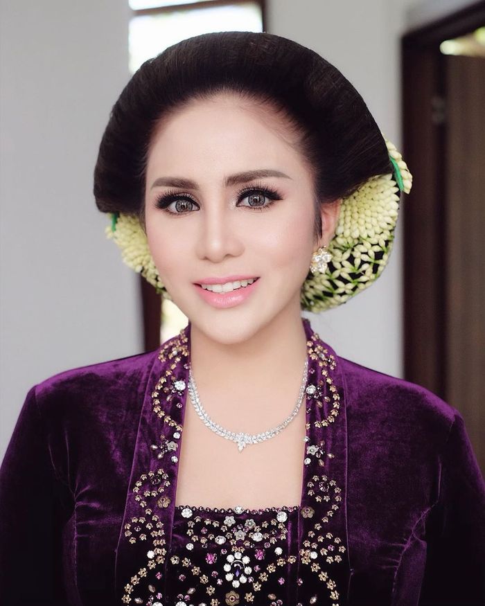 Aduhai Pangling! Momo Geisha Tampil Beda dengan Sanggul Dilengkapi