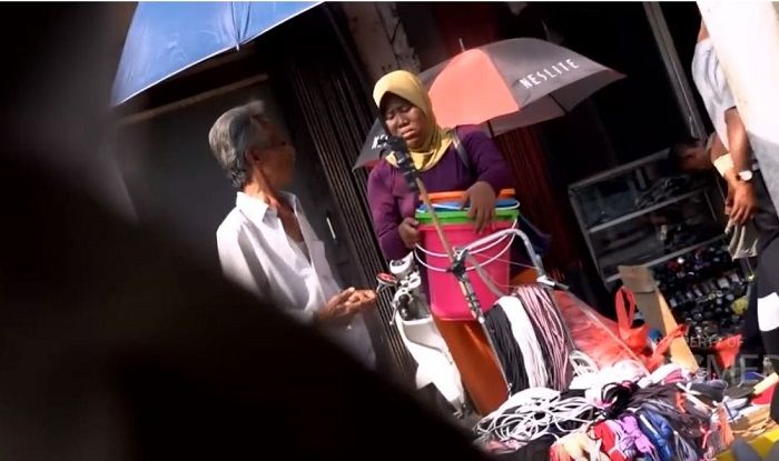 Evi Masamba berjualan ember