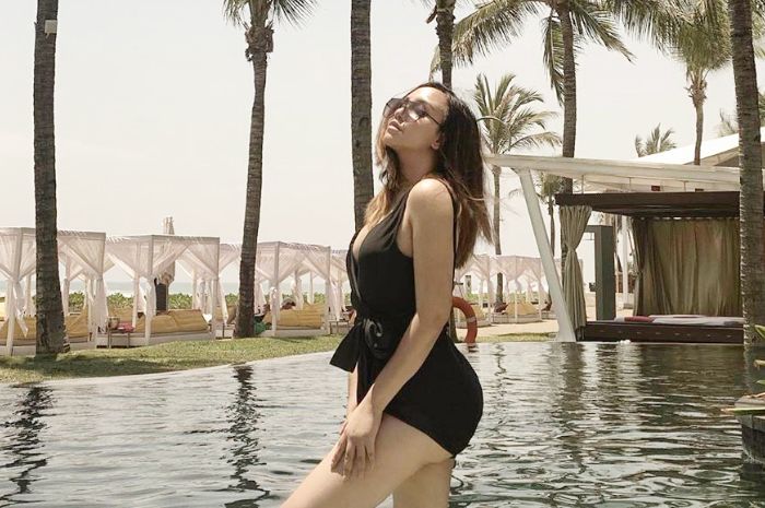 Penampilan seksi Salmafina sunan anak pengacara Sunan Kalijaga pakai bikini pamer body goals yang banjir pujian