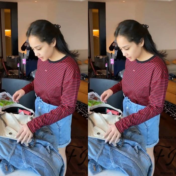 Nagita Slavina terlihat mengenakan kaus panjang motif stripes bernuansa warna merah