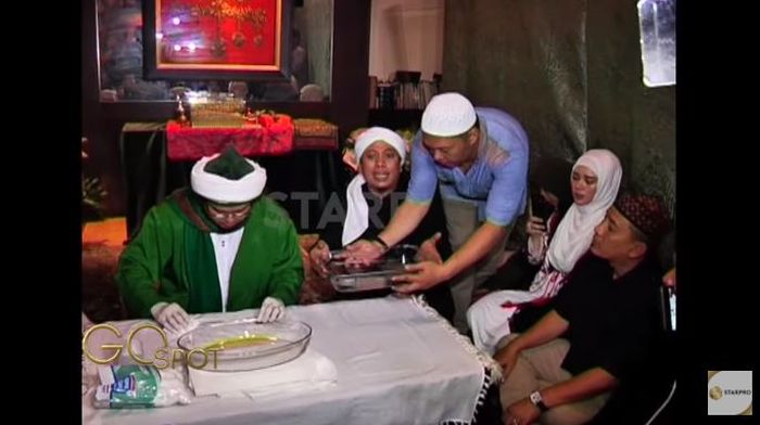 Air zam zam dibagikan ke jamaah