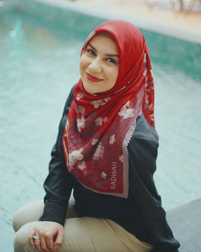 Irish Bella mengenakan hijab motif bernuansa warna maroon yang membuat tampilannya makin cantik