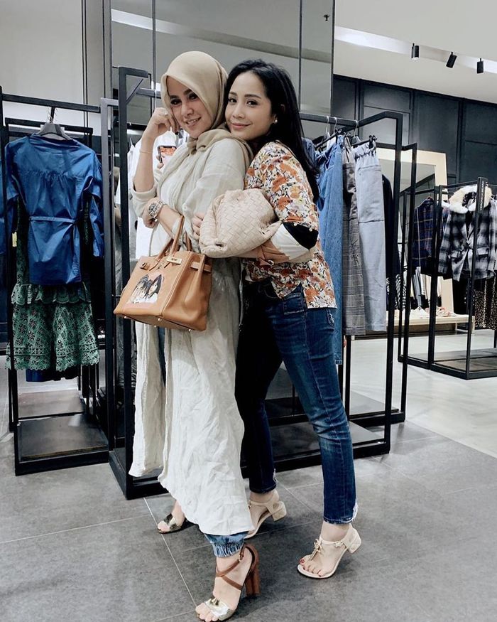 Nagita Slavina Jinjit Foto Bareng Olla Ramlan, Netizen Fokus ke Pouch yang Dipakai Capai Harga Puluhan Juta Rupiah!