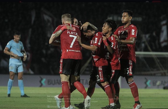 Pemain Bali United merayakan gol ke gawang Persela Lamongan dalam partai Liga 1 di Stadion Kapten I Wayan Dipta.