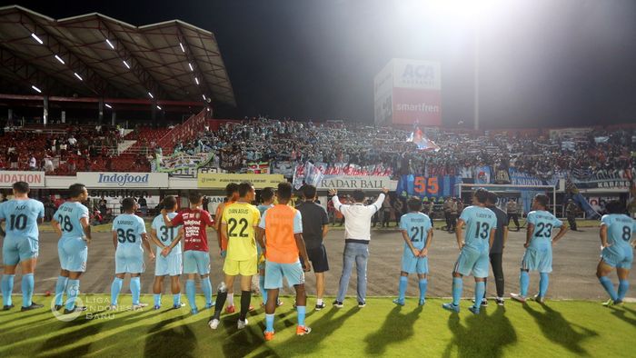 Pemain dan ofisial Persela Lamongan menghampiri pendukungnya yang hadir ke Stadion I Wayan Dipta, Gianyar