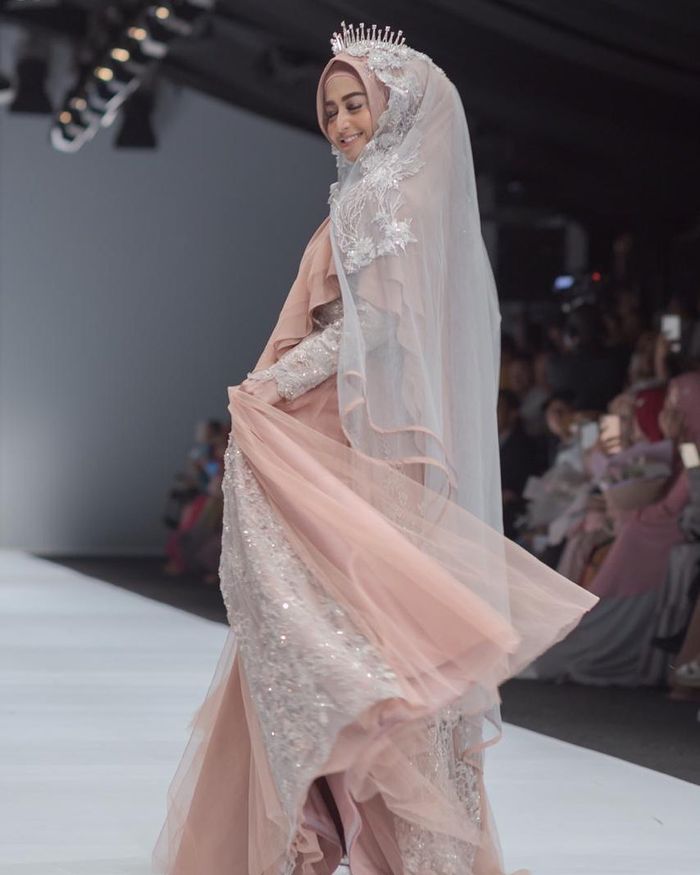 Tampilan Dewi Perssik dengan gaun hijab saat jadi muse fashion show
