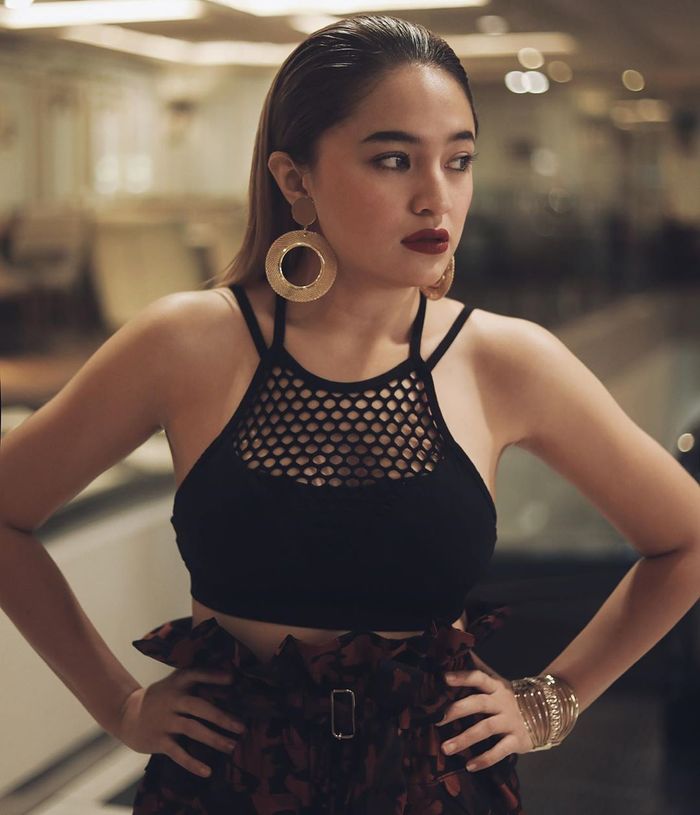 Marshanda terlihat mengenakan gaya makeup yang bold dengan lipstik warna maroon