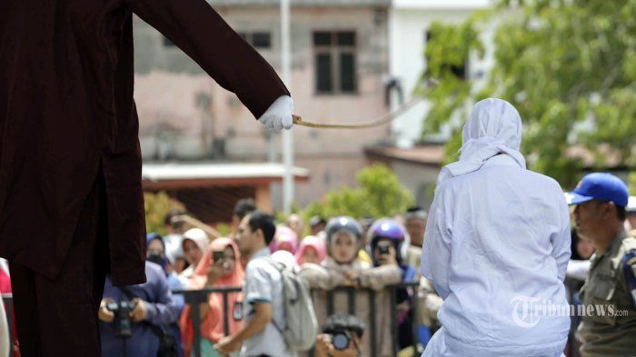 Hukum cambuk yang dilakukan oleh pemerintah Banda Aceh kepada para terpidana jadi tontonan warga.