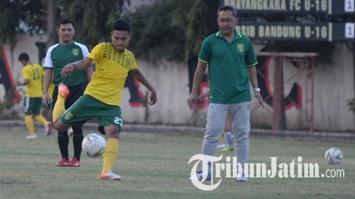 Pelatih anyar Persebaya, Aji Santoso, yang mulai melatih Bajul Ijo di Lapangan Polda Jatim, Kamis (31/10/2019).