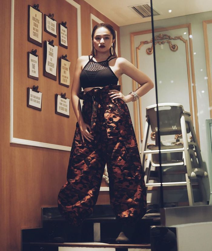 Marshanda terlihat seksi mengenakan atasan model crop top dengan aksen jaring