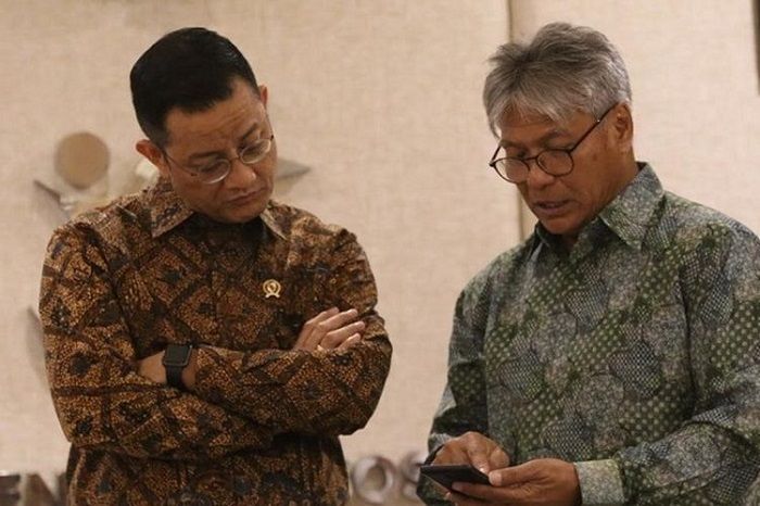 Menteri Sosial Juliari P. Batubara berbincang dengan Budi Soehardi di ruang kerja Mensos, Jakarta, Kamis (31/10/2019).