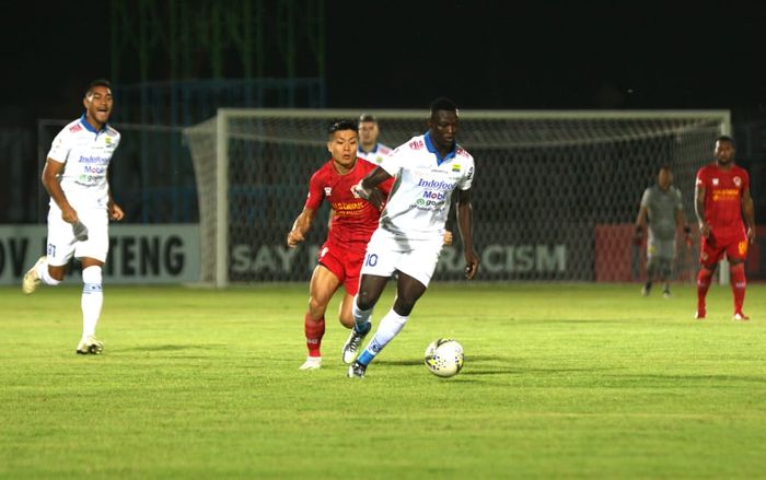 Penyerang Persib Bandung, Ezechiel N'Douassel (ketiga dari kanan), dibayangi pemain Kalteng Putra, Takuya Matsunaga (kedua dari kiri), dalam lanjutan Liga 1 2019 di Stadion Tuah Pahoe, Palangkaraya, Jumat (1/11/2019).