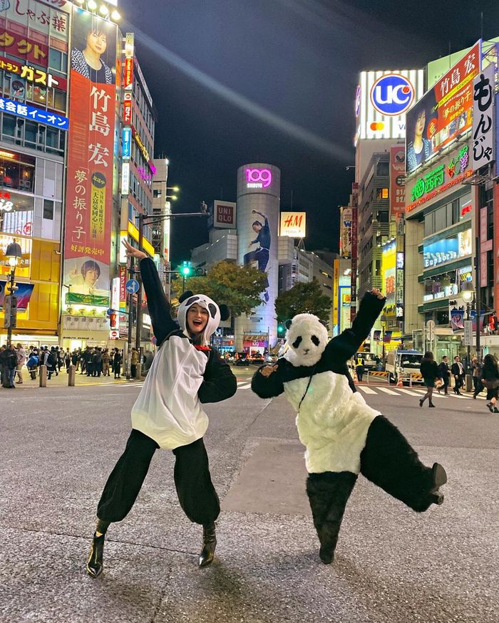 Luna Maya terlihat berfoto dengan busana kostum panda