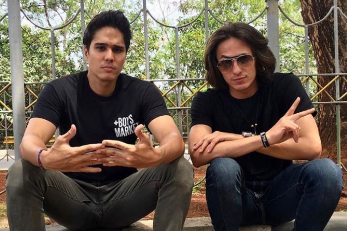 Mischa Chandrawinata dan Dylan Carr.