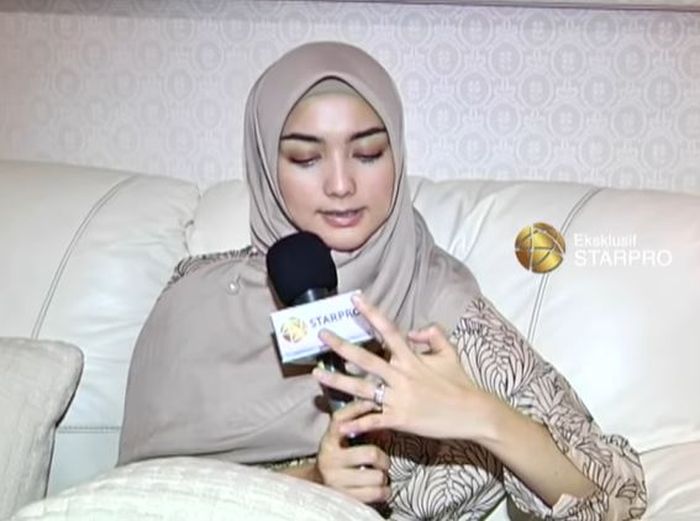 Citra Kirana memamerkan cincin lamarannya