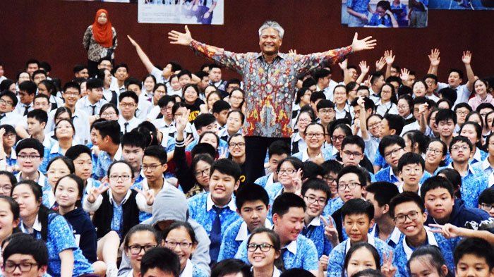 Budi di tengah-tengah murid Bina Bangsa School Kebon Jeruk, Jakarta usai memberikan sharing yang sangat menginspirasi.