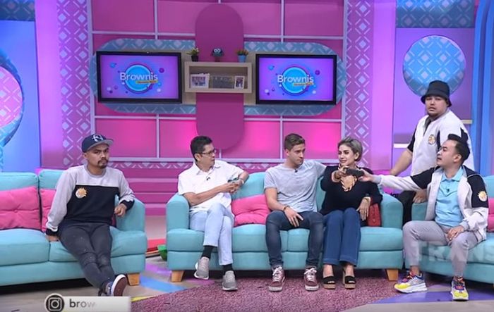 Dokter Boyke, saat mengomentari hubungan Nikita Mirzani dan Betsalel Fdida dalam acara Brownis (1/11).