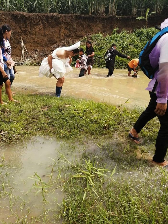 Gina saat hendak menyeberangi sungai
