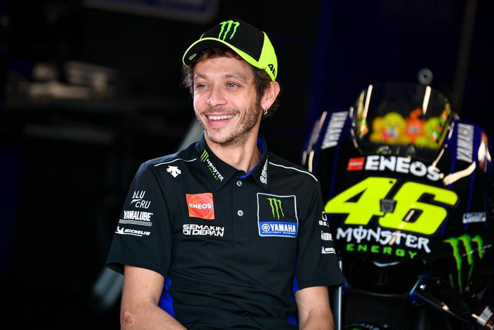 Pembalap Monster Energy Yamaha, Valentino Rossi, saat menjalani wawancara jelang mengikuti GP ke-400 dalam kariernya pada MotoGP Australia di Sirkuit Phillip Island.