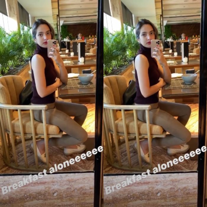 Penampilan Nia Ramadhani saat sedang sarapan sendiri tanpa ditemani suami