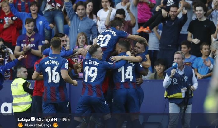 Para pemain Levante merayakan gol yang dicetak Nemanja Radoja ke gawang Barcelona pada pertandingan pekan ke-12 Liga Spanyol, Sabtu (2/11/2019).
