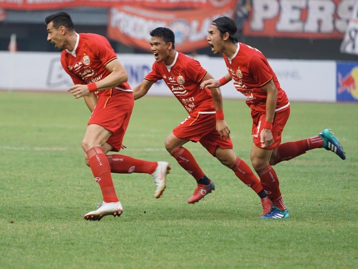 Bek Asing Persija, Alexandre Luiz Reame alias Xandao (kiri), merayakan gol yang dicetaknya ke gawang Tira-Persikabo pada laga pekan ke-26 Liga 1 2019 di Stadion Patriot Chandrabhaga, Kota Bekasi pada Minggu (3/11/2019).