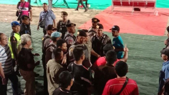 Situasi panas saat Gubernur Kalteng, Sugianto Sabran (kaos merah tengah) protes sikap wasit yang dinilai tidak bijaksana terhadap pemain Kalteng Putra. 