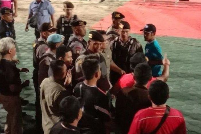 Situasi panas saat Gubernur Kalteng, H Sugianto Sabran (kaos merah) turun ke lapangan dan memprotes wasit saat pertandingan antara Kalteng Putra vs Persib berlangsung di Stadion Tuah Pahoe, Palangkaraya, Jumat (1/11/2019).