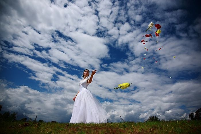 Ilustrasi bunga pengantin dilempar