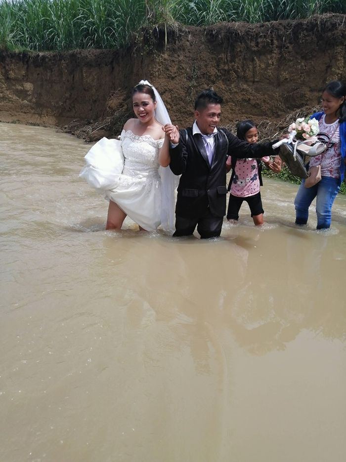 Gina dan Joey menyeberangi sungai