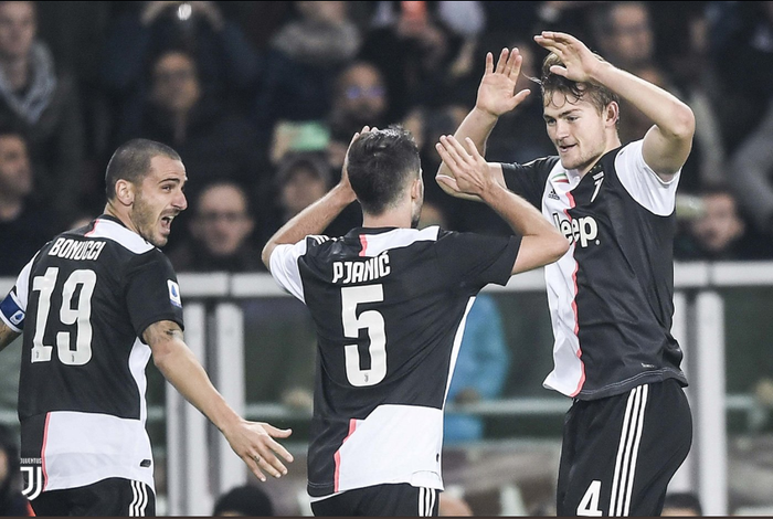 Matthijs De Ligt (Kanan) sedang merayakan golnya ke gawang Torino dalam laga bertajuk Derby della Mole, Minggu (3/11/2019) dini hari tadi. TWITTER.COM/JUVENTUSFCEN